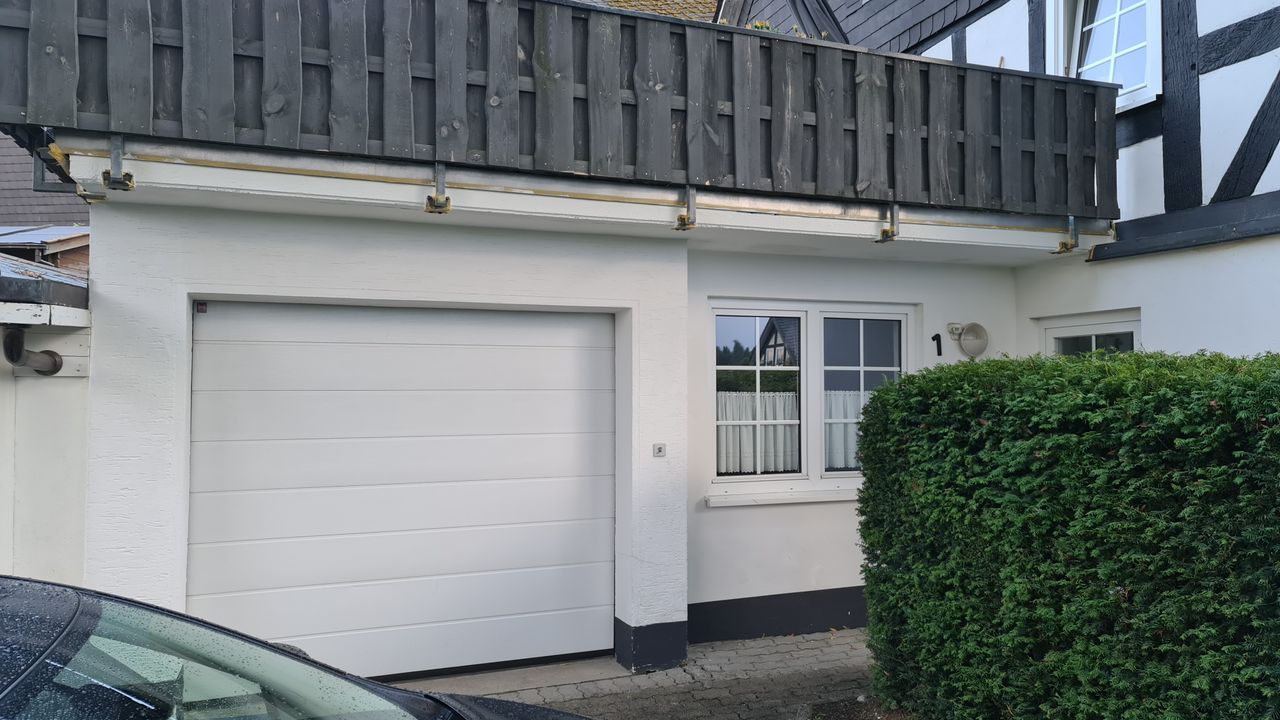 Garage und Wohnungseingang Garage und Wohnungseingang